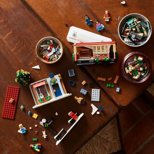 LEGO ICONS 10308: Рождественская главная улица