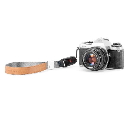 Ремешок Peak Design Cuff Ash на запястье v3
