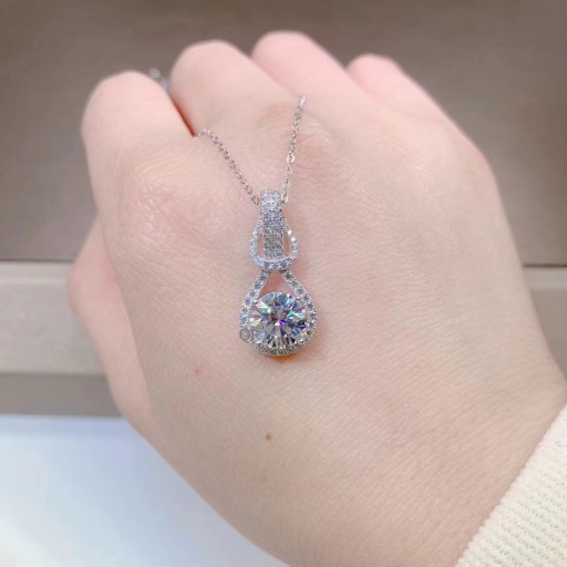 Серебряный кулон с блестящими цирконами