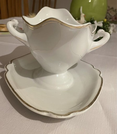 Фарфоровый соусник из Цмелева с ручками.