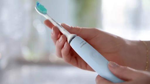 Зубная щетка Philips Sonicare 2100 Blue Sonic входит в комплект.