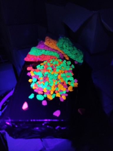 ŚWIECĄCE KAMIENIE W UV FLUORESCENCYJNE 20 sztuk KAMYCZKI OZDOBNE DO WYBORU