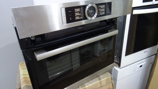 Kompaktowy piekarnik z funkcją pary Bosch CSG636BS
