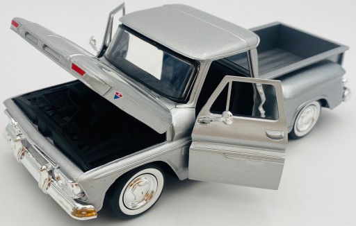 GMC C1000 Fenderside 1966 Пикап 1:24 Motormax 79379 серебристый