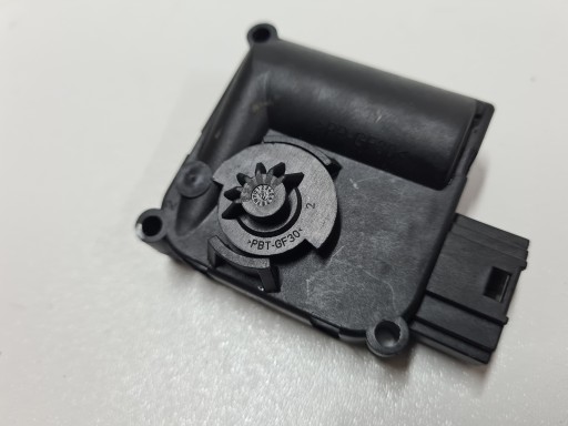 VW T5 T6 silniczek sterowania nawiewem podsufitki 0132801319