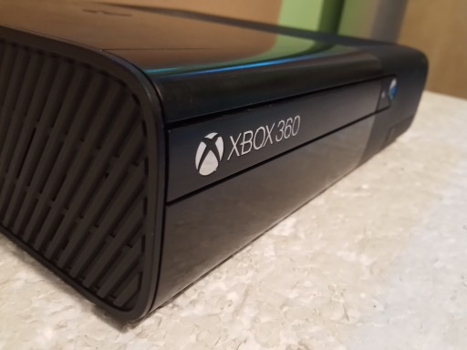 Консоль Microsoft Xbox 360 E