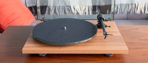 PRO-JECT T1 PHONO SB ОРЕХ КЛАССИЧЕСКАЯ И ОЧАРОВАТЕЛЬНАЯ