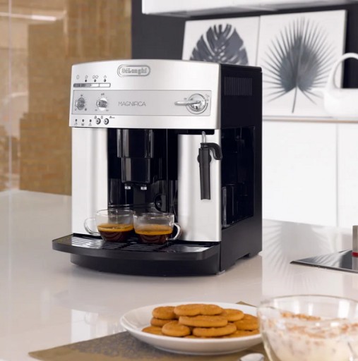 Кофемашина под давлением с насадкой для приготовления пены DeLonghi Magnifica ESAM 3200.S