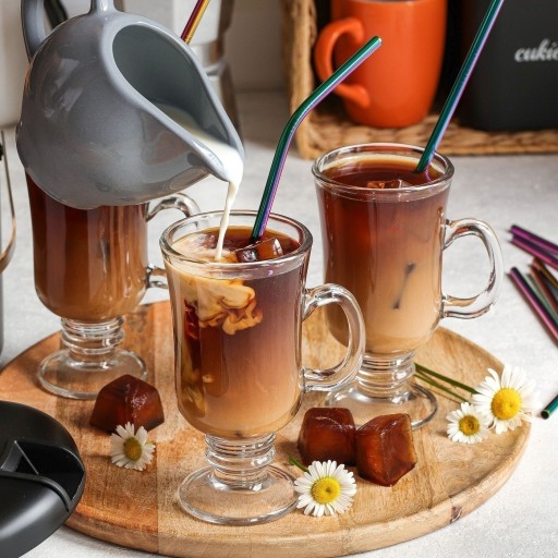 SZKLANKI DO KAWY na nóżce 6 sztuk KUBKI Z UCHEM ze złotymi łyżeczkami 240ml