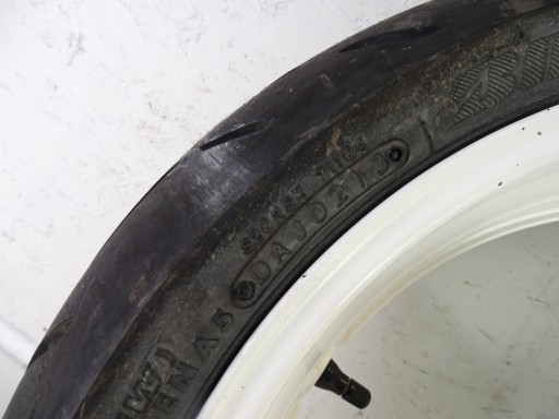 Yamaha R6 RJ03 возле задней части обода