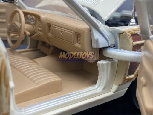 Chrysler LeBaron Town&Coun в масштабе 1:24, Motormax 73331