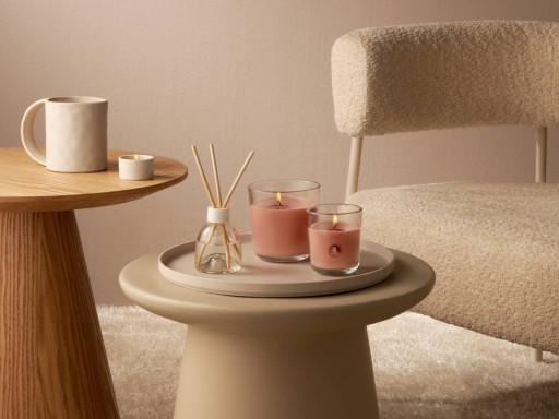 Świeca zapachowa w szkle 80/73 Bolsius True Scents LAWENDA - liliowa - 25h