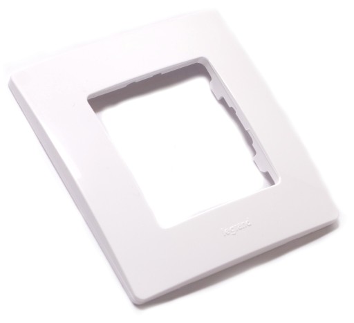 Одинарная белая рамка Legrand Niloe 665001