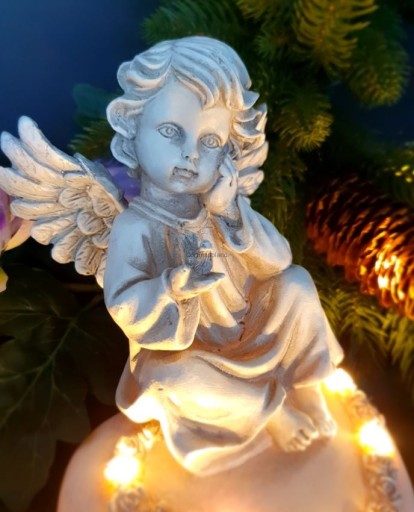 Znicz ANIOŁEK siedzący na sercu podświetlany LED na grób SIOSTRY 18 CM