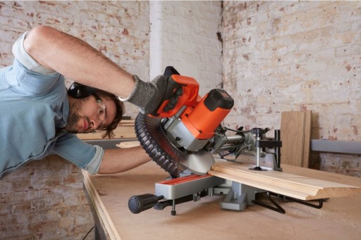 Piła tarczowa ukosowa 1600W 216mm Black&Decker BES700 + Stół, 2x Tarcza