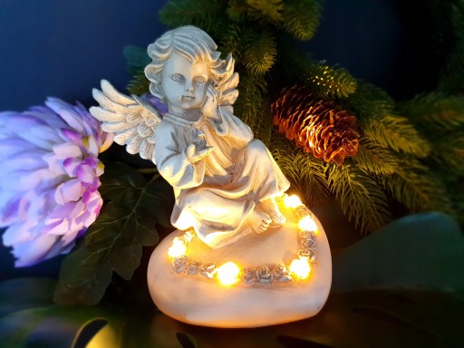 Znicz ANIOŁEK siedzący na sercu podświetlany LED na grób SIOSTRY 18 CM