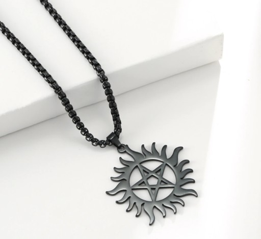 NASZYJNIK, TALIZMAN, pentagram CZARNY, słońce, M