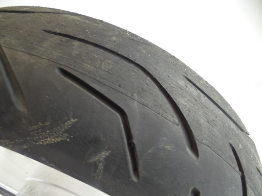 Yamaha R6 RJ03 возле задней части обода
