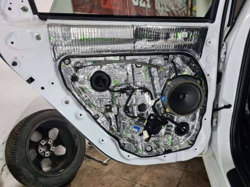 SOUND SOUNDING MAT 2,5 мм БУТИЛОВЫЙ битум ALUBUTYL, придающий жесткость листовому металлу в автомобиле