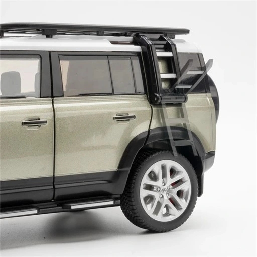 Модель внедорожника Range Rover Defender из алюминия в масштабе 1:18.