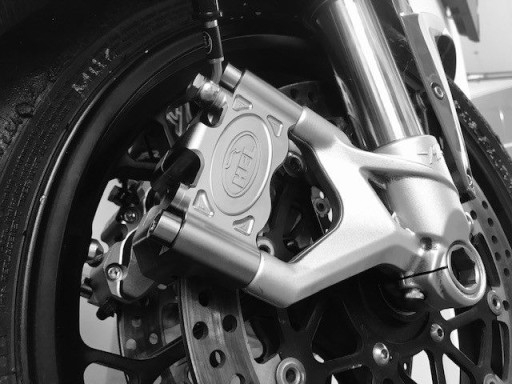 Четырехпоршневые радиальные суппорты HEL, как у Brembo.