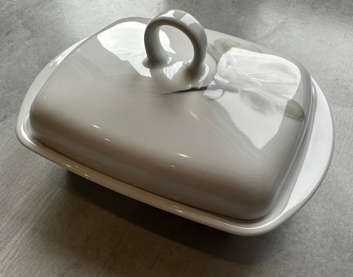 MASELNICA LUBIANA MASELNICZKA POJEMNIK NA MASŁO OSEŁKE PRZYKRYWKĄ PORCELANA