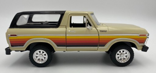 Ford Bronco (жесткий верх) 1978 1:24 Motormax 79373 бежевый/коричневый