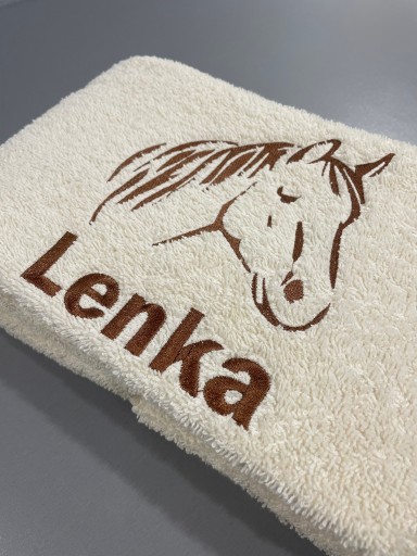 PERSONALIZOWANY RĘCZNIK Z HAFTEM 70X140CM GRAFIKA KOŃ Z IMIENIEM 500G