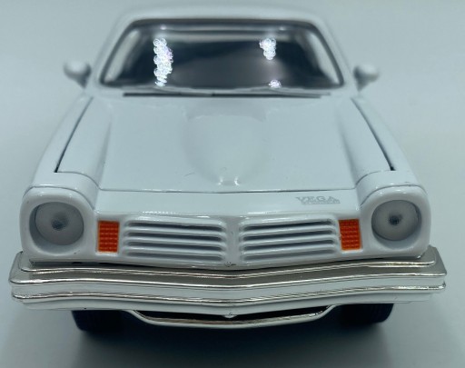 Chevrolet Vega GT 1974 1:24 Motormax 79048 белый