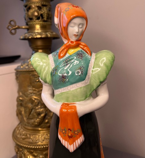 Фигурка женщины в народном костюме, Холлохаза, фарфор, Венгрия, 27 см