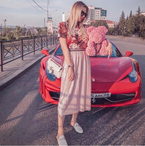 РОЗОВЫЙ МИШКА С РОЗАМИ С ЖЕМЧУЖНЫМ СЕРДЦЕМ + ЛЕПЕСТКИ РОЗ
