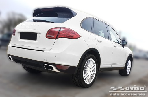 Накладка на задний бампер Porsche Cayenne (черная)