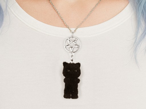 wisiorek FLOCKED KITTY czarny kotek pentagram pastel goth alt scene 065
