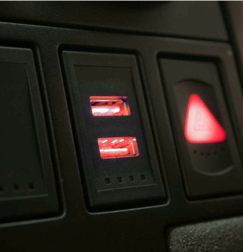 Автомобильное зарядное устройство OEM 2x USB VW T4 — красный свет