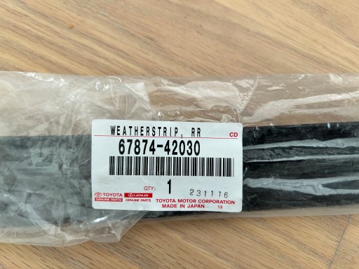 67874-42030 Уплотнитель двери левой задней Toyota Rav4 V18-24 новый оригинал