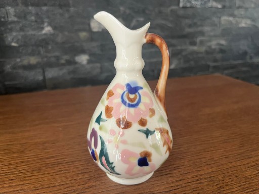 Porcelanowy wazonik mlecznik malowany porcelana szkliwiona