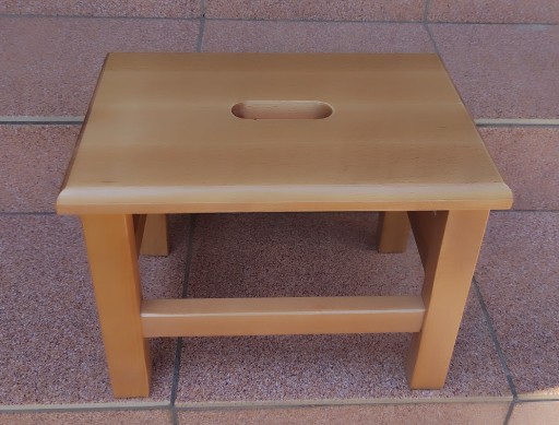 STOŁEK DREWNIANY z uchwytem RYCZKA BUK - taboret niski PODNÓŻEK
