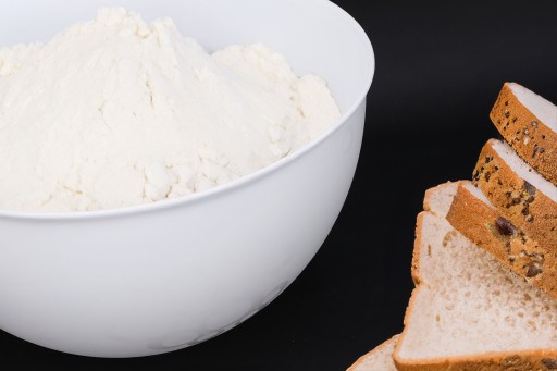 Большая пластиковая миска для взбивания кухонных салатов объемом 6 л, белая, крышка 29см.