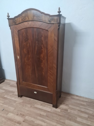 Красивый старый льняной шкаф
