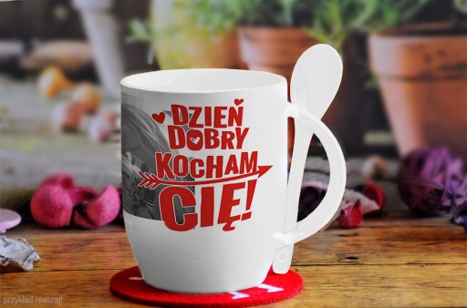красочная кружка с принтом и ложкой