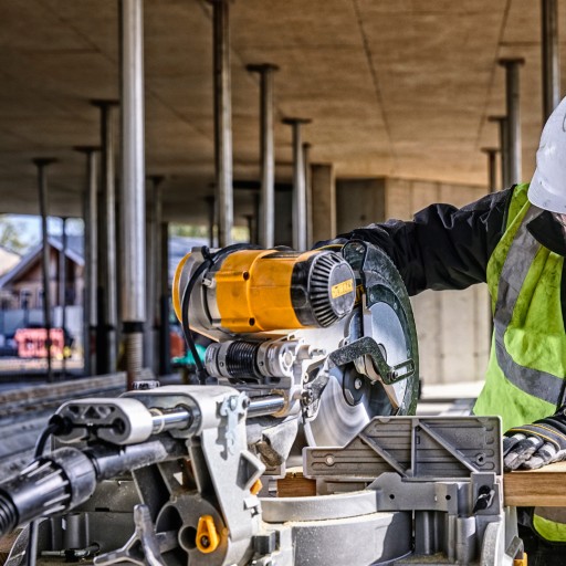 Торцовочная пила DeWALT DWS780 305 мм 1675 Вт + стол