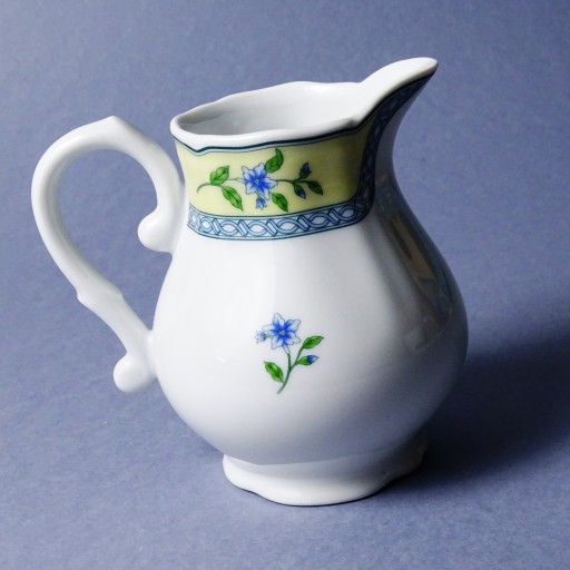 КРАСИВАЯ МОЛОЧНИЦА, МАЛЕНЬКИЙ ФАРФОРОВЫЙ КУВШИН