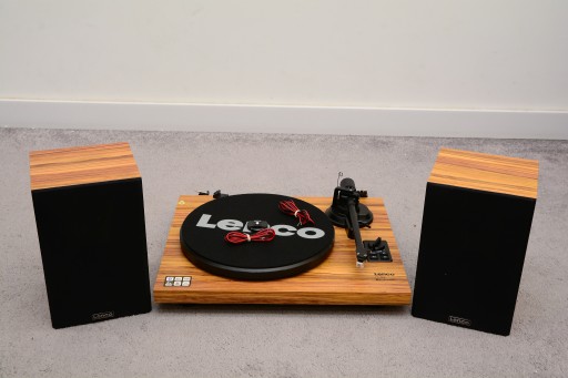 Проигрыватель Lenco LS-500 со встроенным усилителем