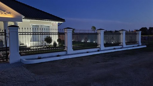Бетонные заборы, стены двора, стильные, гладкие блоки.