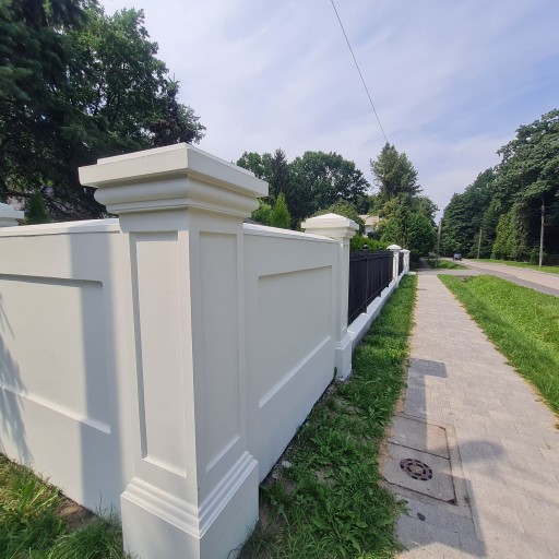 Заборы, бетонные столбы, усадебные заборы с каркасом