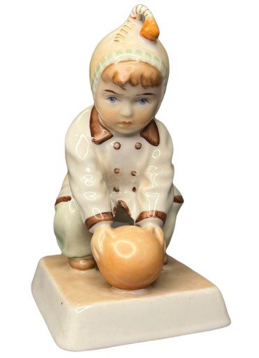 Figurka Zsolnay dziecko bawiące się piłką, Andreas Sinkó, Art Deco, Węgry