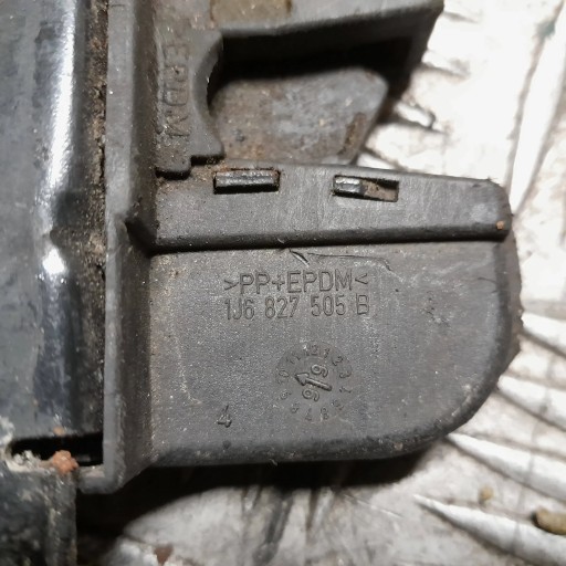 VW Golf IV HB Замок крышки багажника 1J6827505B