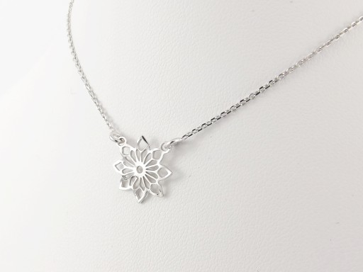 Серебряное колье 925 пробы с ажурным цветком знаменитости