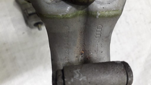ПЕТЛЯ КРЫШКИ БАГАЖНИКА AUDI A3 8L 8D9827299