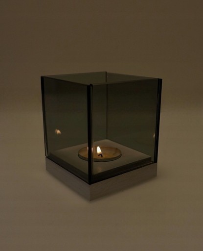 Świecznik szklany szkło grafitowe na tealight spód drewno biały pojedynczy